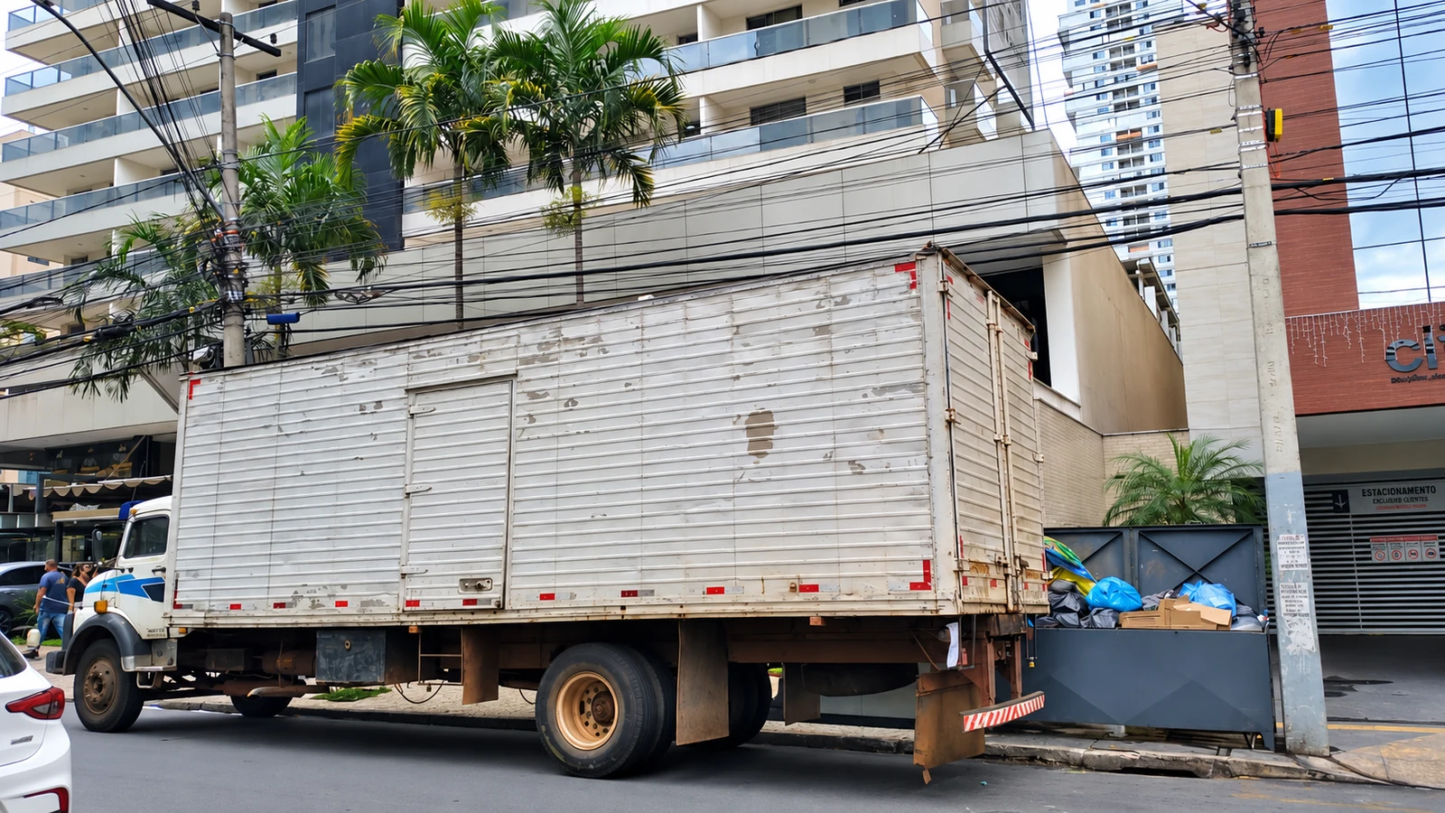 Caminhão da Lleal em atendimento em frente a um edifício