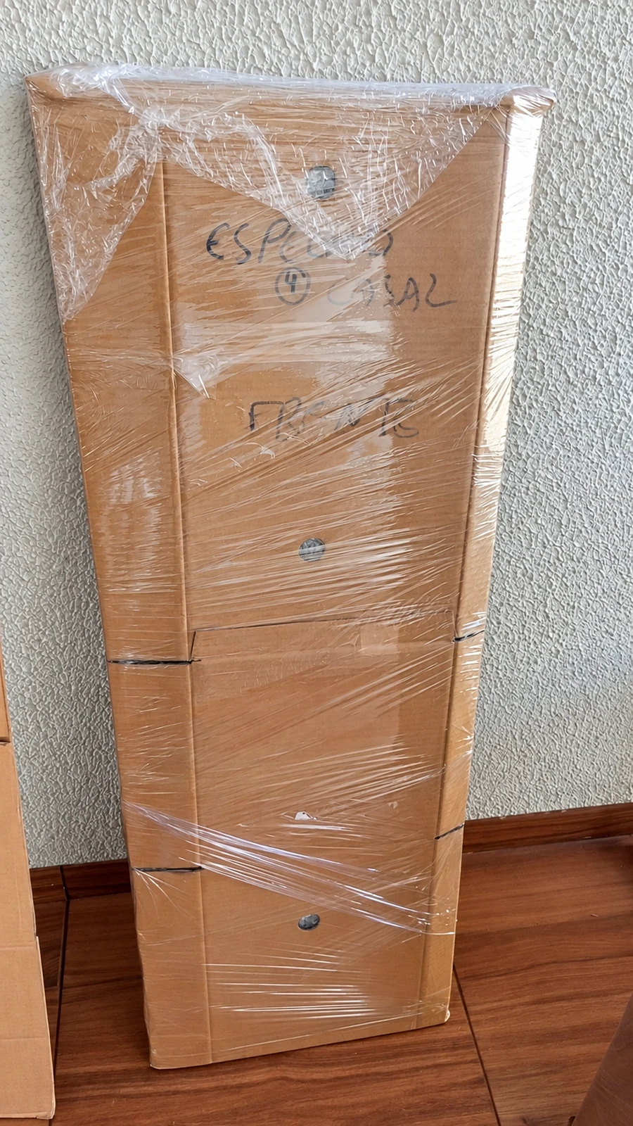 Item protegido com papelão e filme plástico pela Lleal